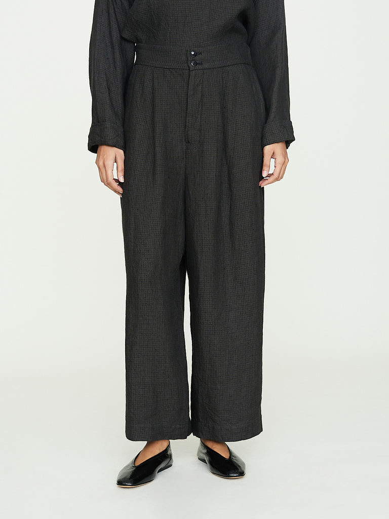 Arts & Science Tuck Front Bulky Pants in Charcoal