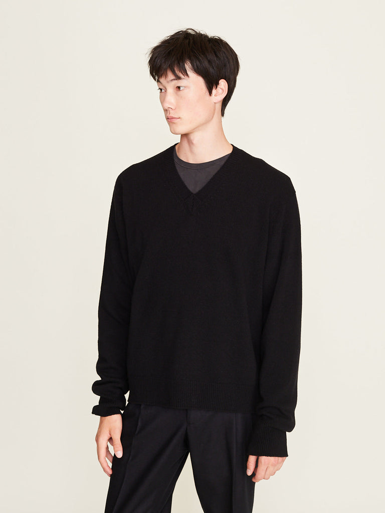 Salon C. Lundman - Medium Gauge V-Neck in Black